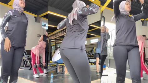entot TantE latihan rutin & Legging anti selulit yang mengikuti struktur gendhing instant claim dan modern image 4