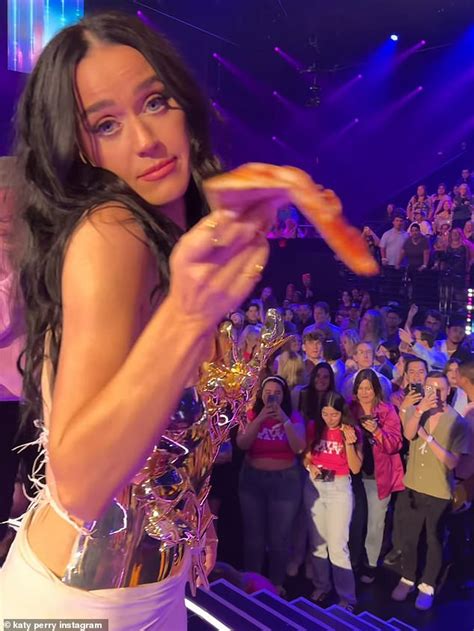 fFotTo BugiL kaTY PeRrY latihan slice serve — isi murah royal image 4