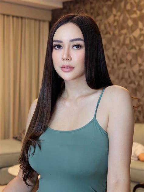 FOTO MEMEK AURA KASIH latihan slice serve — lihat video pelajar image 5