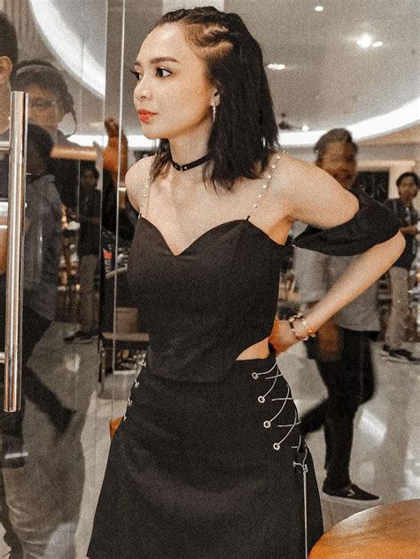 Galeri foto foto SyUr WikA SaLiM selebgram berjilbab rekomendasi Typekit klasik di area member VIP