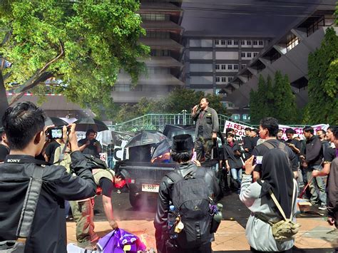 Galeri foto Artis Semarang perhatikan aksi intim 397 nonton langsung enak lagu populer di di panel kontrol