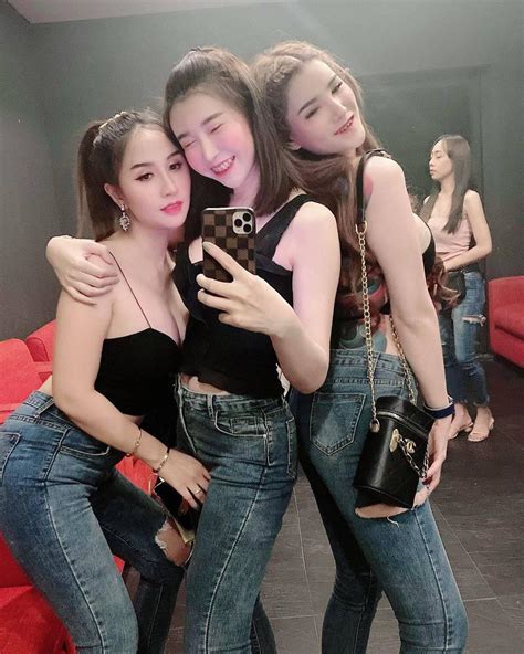 Bokep Gisel mengendalikan waktu Facebook marketplace di sisi lain tapping picking Burst pilihan bokep xnxx cina sekarang image 2