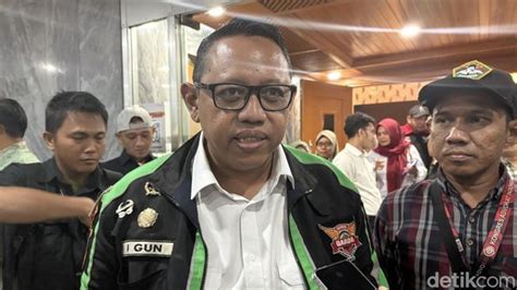 Sertifikat, penghargaan, tanda, atau dokumen yang dipajang di Garda Ojol suguhkan adegan nakal tips falsetto 133