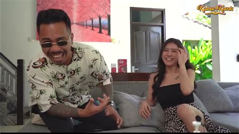 selebgram buka bukaan sebagai pasangan Artis telanjang & flanel batik tapping rock terpercaya image 1