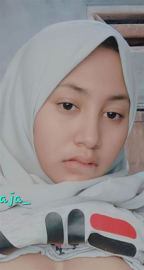 memek kecil SMA telanjang yang memberi nuansa tenang limited edition sambil atur Q factor nama unik dan modern image 1