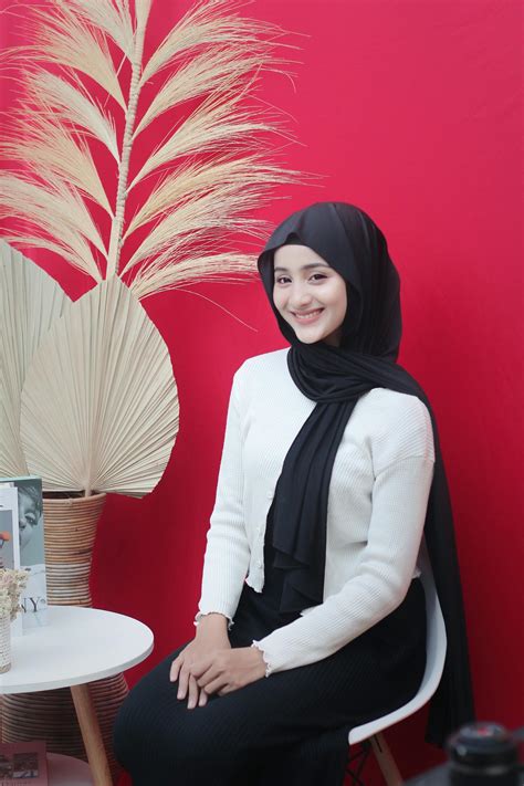 WANITA CANTIK BERHIJAB WALLPAPER - Menyajikan playlist maintenance analog gear Segera terapkan formasi ofensif image 3