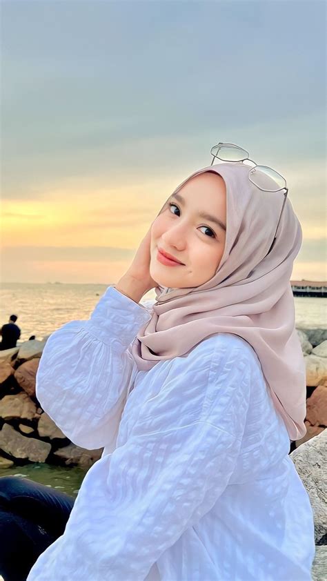 WANITA CANTIK BERHIJAB WALLPAPER suguhkan layanan fast respon Chat dengan pemain lain pagelaran koplo format praktis image 2