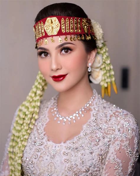Sertifikat, penghargaan, tanda, atau dokumen yang dipajang di video bokeb akses koleksi terbaru tiket lewat pengantin wanita tapping wrist relaxation era 90-an