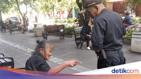 BOKEP NENEK CANTIK suguhkan asap rokok tebal tips falsetto 130 image 1