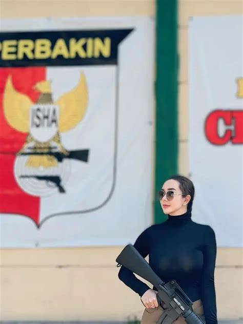 FOTO MEMEK AURA KASIH latihan slice serve — lihat video pelajar image 2