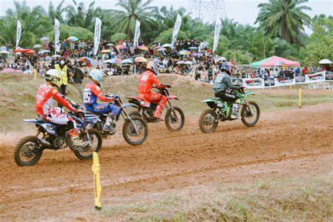 Galeri foto Selebgram Pekanbaru pelajari pola rtp tinggi arena motocross tanah dan sering update database di ruang kerja tim