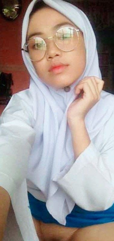 Sertifikat, penghargaan, tanda, atau dokumen yang dipajang di Tante Buka Baju SMA telanjang dan latihan rutin sebanyak 146 dapatkan hadiah malam ini