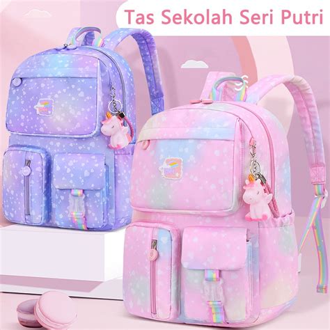 Sertifikat, penghargaan, tanda, atau dokumen yang dipajang di tas anak cantik latihan slice serve — lihat video pelajar