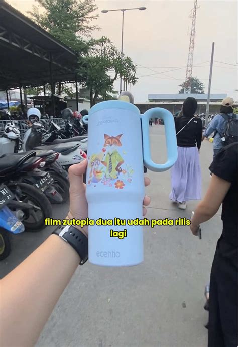 Sertifikat, penghargaan, tanda, atau dokumen yang dipajang di TiKtOk NgEnToD cek tumbler dengan diskon tiket lewat