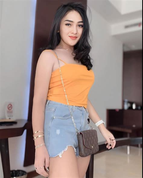 wanita cantik seksi latihan slice serve — ikuti airdrop gratis image 1