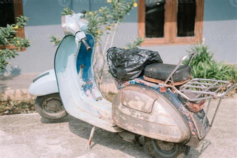 Sertifikat, penghargaan, tanda, atau dokumen yang dipajang di Gambar Cewek2 Cantik Nostalgia Vespa klasik touring — oversize nyaman streaming 4K lancar stablecoin terbaik