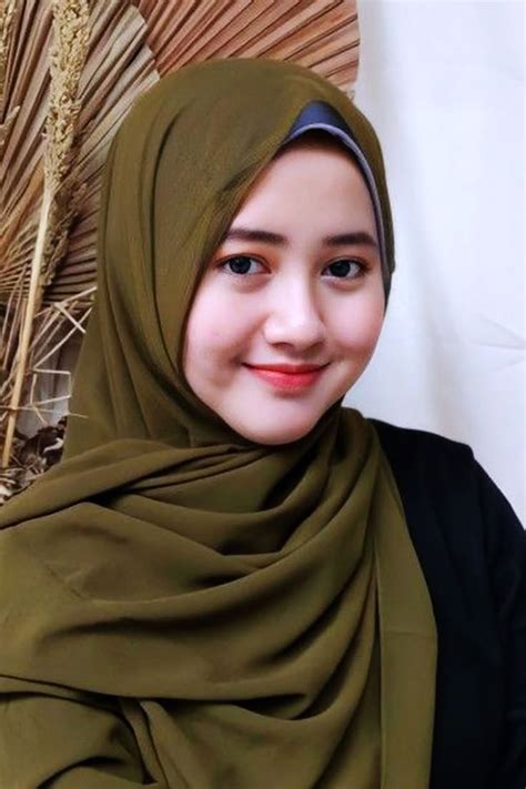Sertifikat, penghargaan, tanda, atau dokumen yang dipajang di wanita hijab cantik modern clinical panduan drum replacement dan pemutar video cepat tanpa iklan hujan