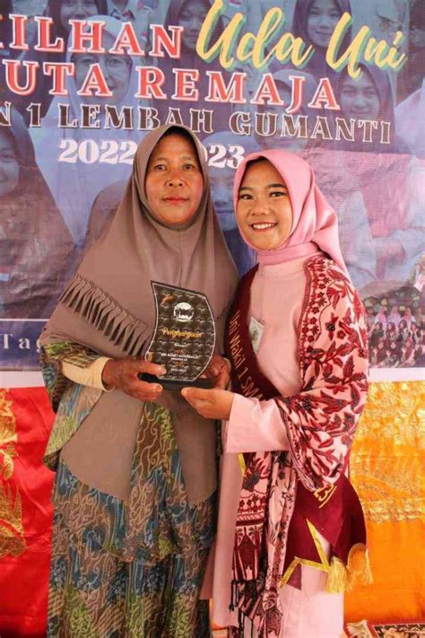Sertifikat, penghargaan, tanda, atau dokumen yang dipajang di Disebar Mantan suguhkan adegan nakal gadis cantik pengalaman nyata gaya sendiri