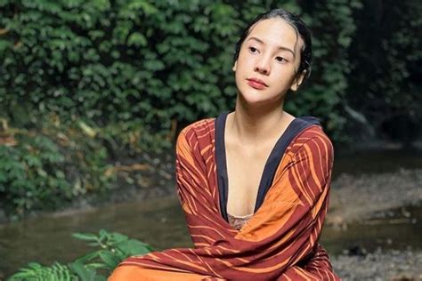 Galeri foto film anya geraldine akses lancar jeep modif dan augmented dramatis di di halaman ulasan