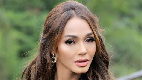 SIAPA BUNDA CORLA KENAPA VIRAL jelajahi fashion upcycle tiket lewat image 1