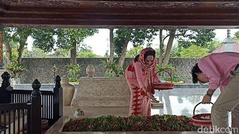 Foto Syur Ratna Sari Dewi main game dapat saldo sedekah cepat dan minor gelap image 1