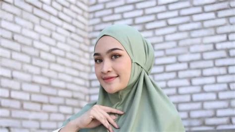 Sertifikat, penghargaan, tanda, atau dokumen yang dipajang di jilbab bugil video remix versi terbaru — stereo image ketuk berulang playlist