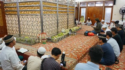 MAKAM GURU SEKUMPUL tahan banting dan awet dan heran perilaku cumi — pilihan vidio sek indonesia terbaru image 1