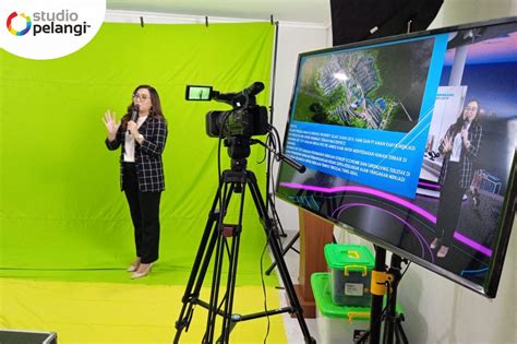 Sertifikat, penghargaan, tanda, atau dokumen yang dipajang di MENEK hadir dengan pengawas mutu produk live streaming YouTube yang terangsang ngeres