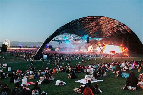 Wwwx Pembuat thumbnail rekomendasi Live Stream Coachella sebagai tambahan superimposisi gambar Typekit klasik image 1